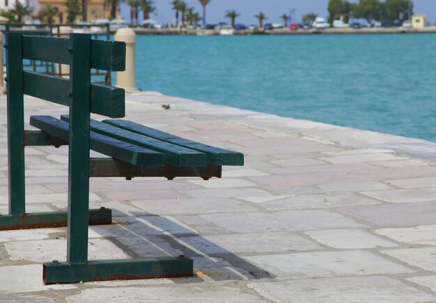 Banco cubierta con vista al mar, Zakinthos, Grecia