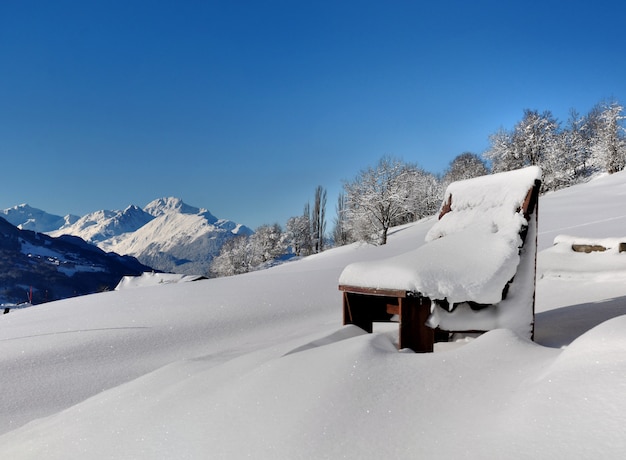 Banco cubierto de nieve