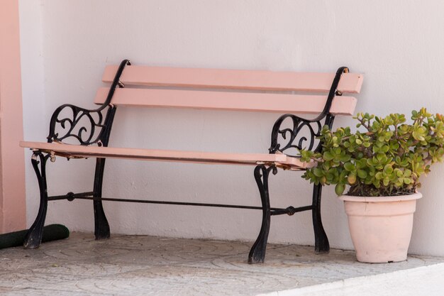 Foto banco de madeira clássico com vaso de flores