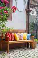 Foto banco de madeira do lado de fora com muitos travesseiros multicoloridos