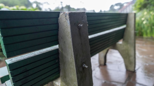 Banco de madeira e concreto molhado pela chuva em Lago Negro