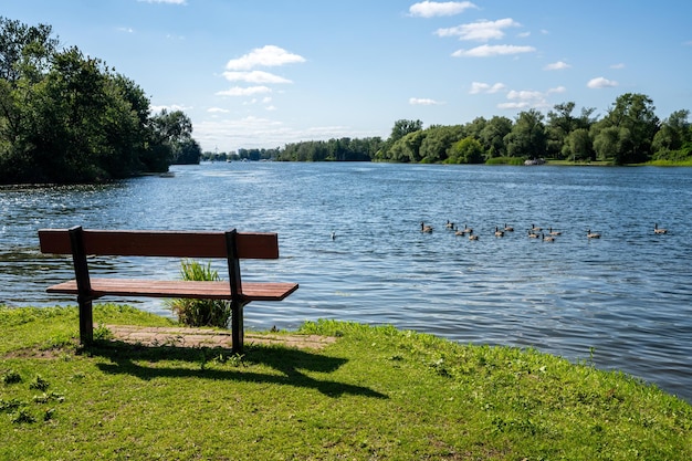 Banco de madeira nas ilhas de Toronto Park Centre Island Long Pond Toronto Ontário Canadá