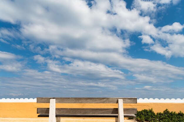 Banco de madeira vazio com vista para o céu nublado