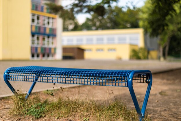 Foto banco de metal no parque infantil