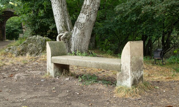 Banco de pedra na igreja