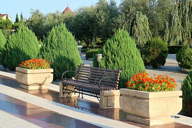 Banco de pedra vintage vazio em um jardim ensolarado