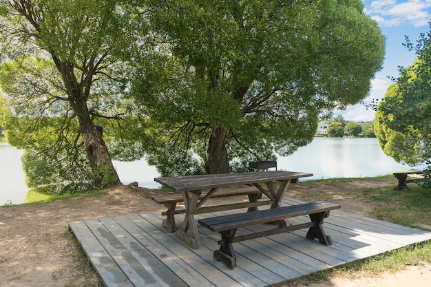 Banco de piquenique vazio à beira da estrada ao lado da lagoa. conceito de turismo