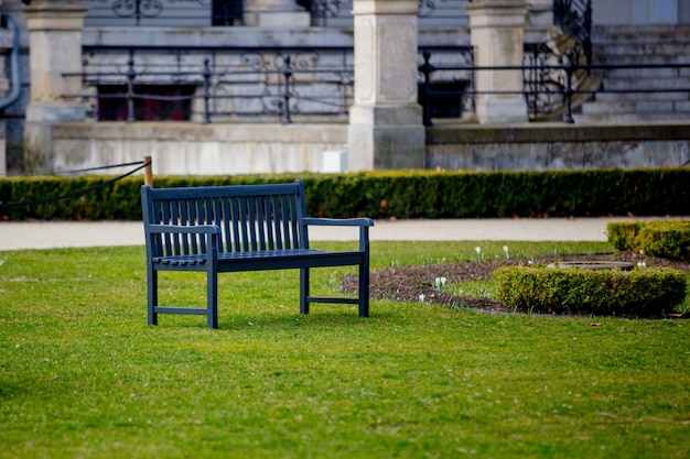 Banco em estilo francês em um parque.