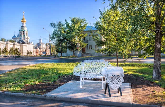 Foto banco de encaje calado en vologda en un día soleado de verano