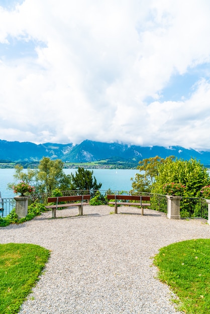 Banco con fondo de lago Thun en Suiza