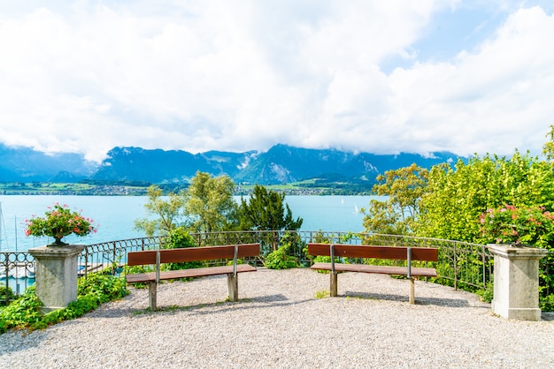 Foto banco con fondo de lago thun en suiza