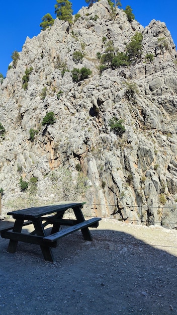 banco en el fondo de la montaña de piedra