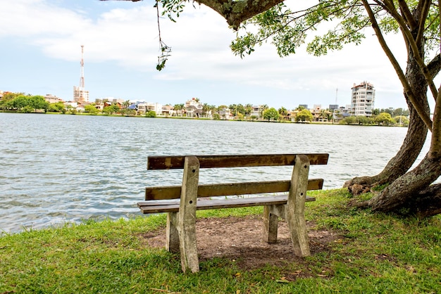 Banco frente al lago en la ciudad de Torres Rio Grande do Sul Brasil