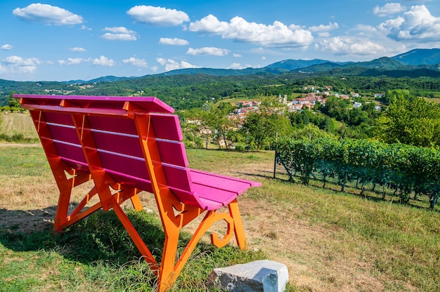 Banco Grande Lilás e Laranja em Monastero Vasco, pequena vila de Piemonte