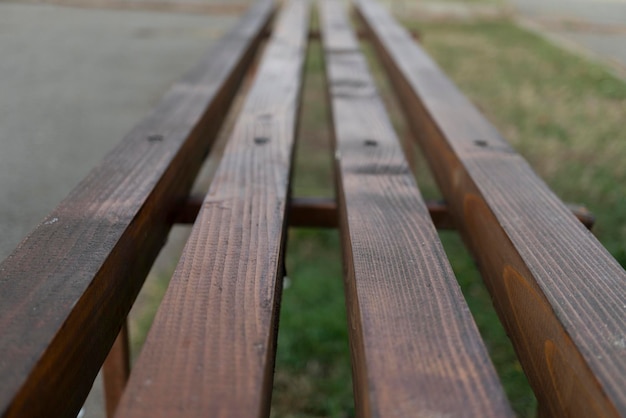 Banco hecho de tablones de madera en el parque de cerca