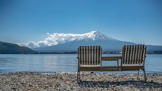 Banco con hermosa vista del monte Fuji