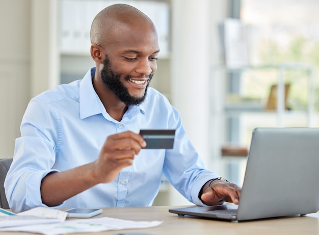 Banco de Internet hombre negro compras en línea y pago de presupuesto de computadora portátil para facturas dinero y efectivo de tarjeta de crédito con comercio electrónico en la web Finanzas contabilidad persona de negocios y economía comercial con fintech