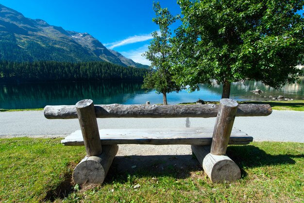 Banco en el lago de montaña