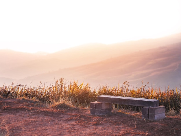 Banco de madera en alta montaña al amanecer.