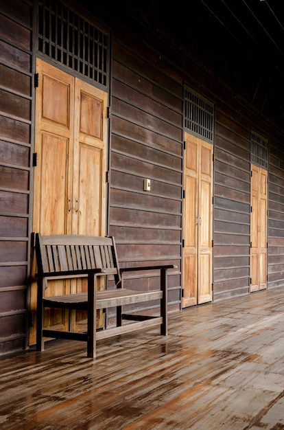 Banco de madera antiguo en la casa de madera