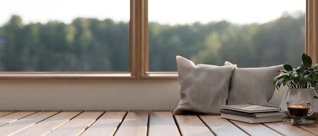 Un banco de madera contra la ventana en una sala de estar minimalista en un día soleado