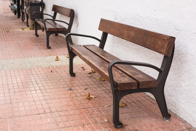 Banco de madera en el parque de la ciudad al aire libre