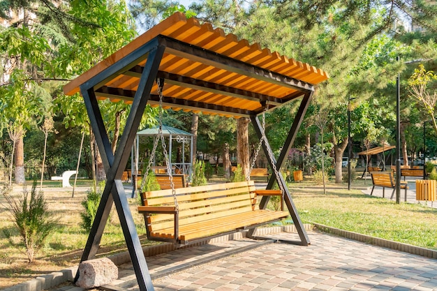Banco de madera en el parque de la ciudad, lugar de relajación. Recreación