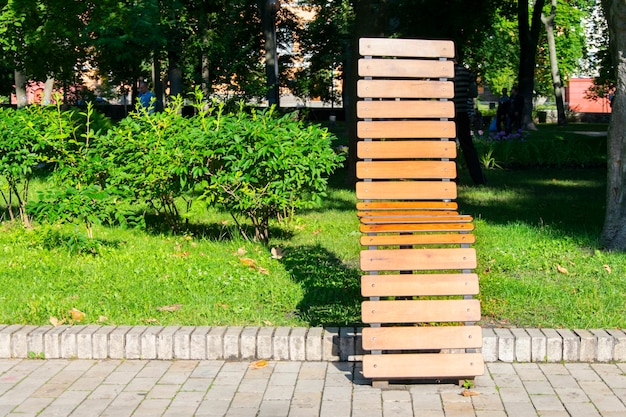 Banco de madera en un parque de la ciudad.