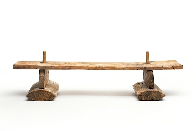un banco de madera con una pieza de madera en él