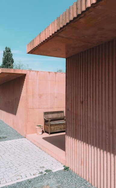 Banco en medio de estructuras construidas durante un día soleado