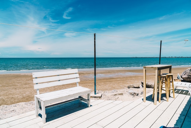 Banco y mesa de madera en la playa.