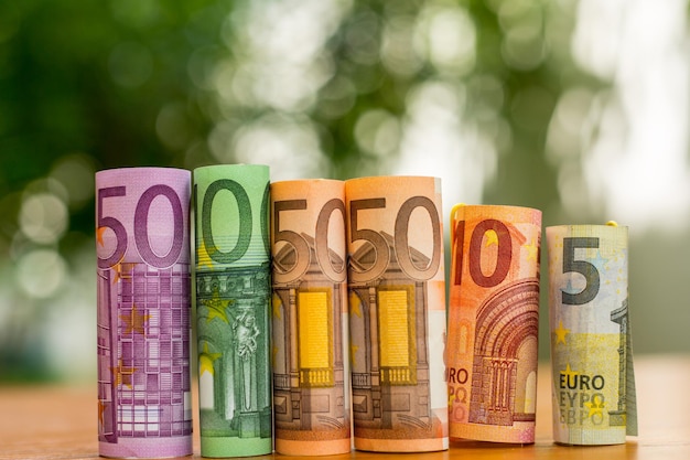 Foto banco monetário em euros, economize para o seu orçamento de viagem.
