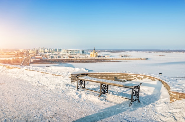 Banco na margem alta do rio oka e vista da catedral alexander nevsky em nizhny novgorod