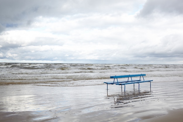 Banco na praia.