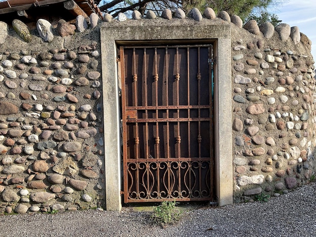 Banco o banca de madera en el parque, en la ciudad, en la montaña, junto al mar o en el campo