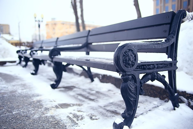 Banco de paisaje en el parque de la ciudad, las heladas de invierno, la mañana de Navidad en la ciudad