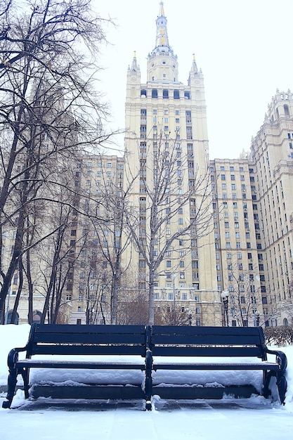 Banco de paisaje en el parque de la ciudad, las heladas de invierno, la mañana de Navidad en la ciudad