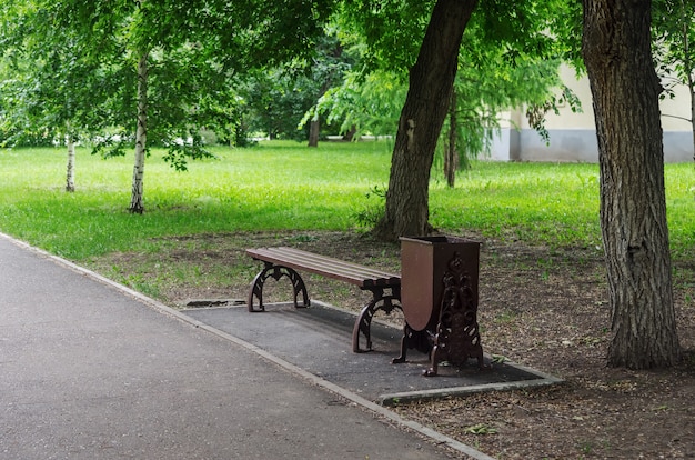 Banco en un parque de la ciudad