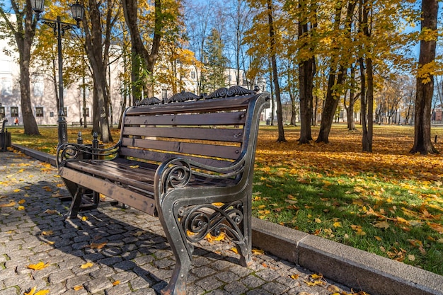 Un banco en el parque en otoño