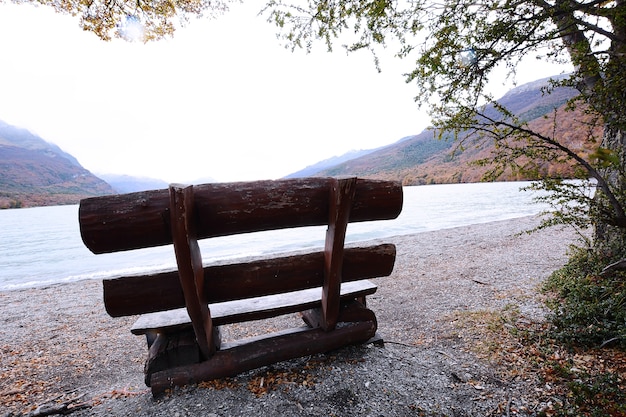 Banco perto do lago de montanha.