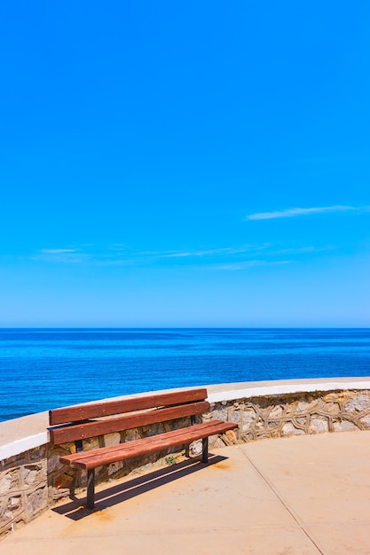 Foto banco perto do mar em rethimno em creta, grécia