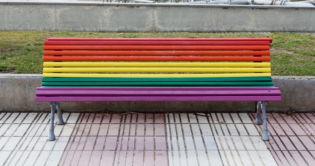 Banco pintado en colores del arco iris