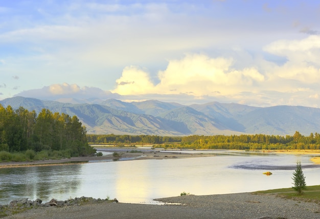 Un banco de río rocoso en las montañas de Altai bajo un cielo nublado azul Siberia Rusia