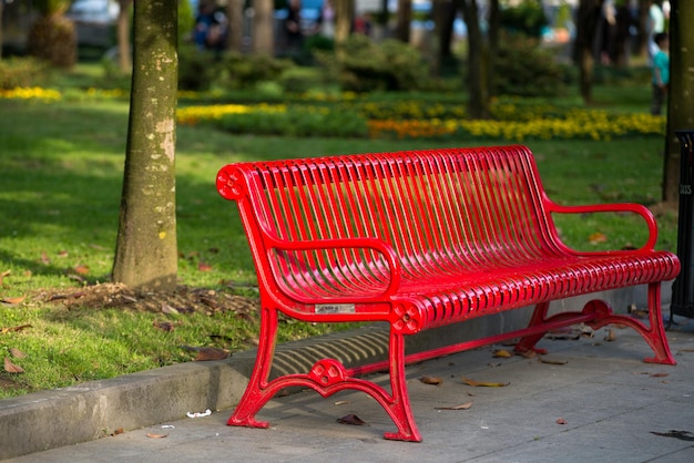 banco rojo en el parque