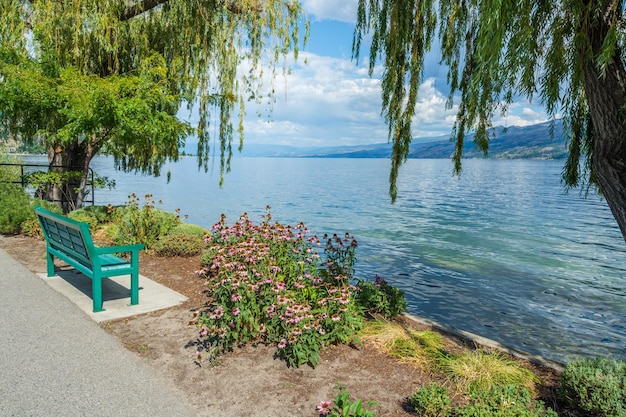 Banco de sauce cerca del agua frente al lago Okanagan en Columbia Británica, Canadá