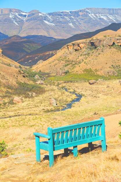 Foto un banco vacío en un campo