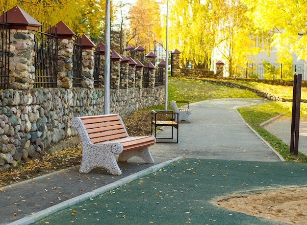 Foto banco vacío en un día de verano en un parque de otoño