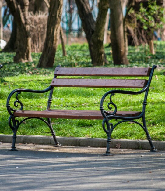 Foto un banco vacío en el parque.