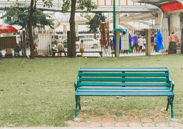 Foto un banco vacío en el parque.