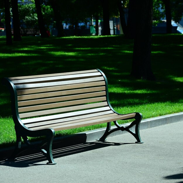 Foto un banco vacío en el parque.